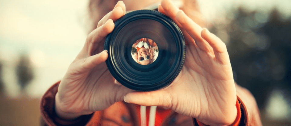 Lens blur (Làm mờ ống kính): Hãy đón xem hình ảnh với hiệu ứng làm mờ ống kính đầy thú vị này. Trong thế giới nhiếp ảnh, hiệu ứng này giúp tập trung vào chủ đề chính và làm nổi bật nó trong bức ảnh. Hãy cùng đắm mình trong không gian nghệ thuật và cảm nhận sự khác biệt của hiệu ứng này. 