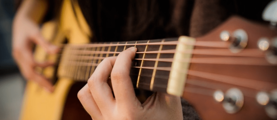 10 Guitar Lessons for Beginners to Try Out